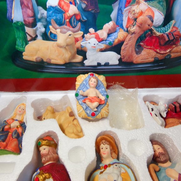 11pc nativity set Porcelain figurines on wood base by International Bazaar EUC - Picture 6 of 14